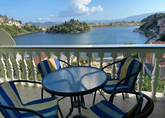 Lacus - With A View Apartment